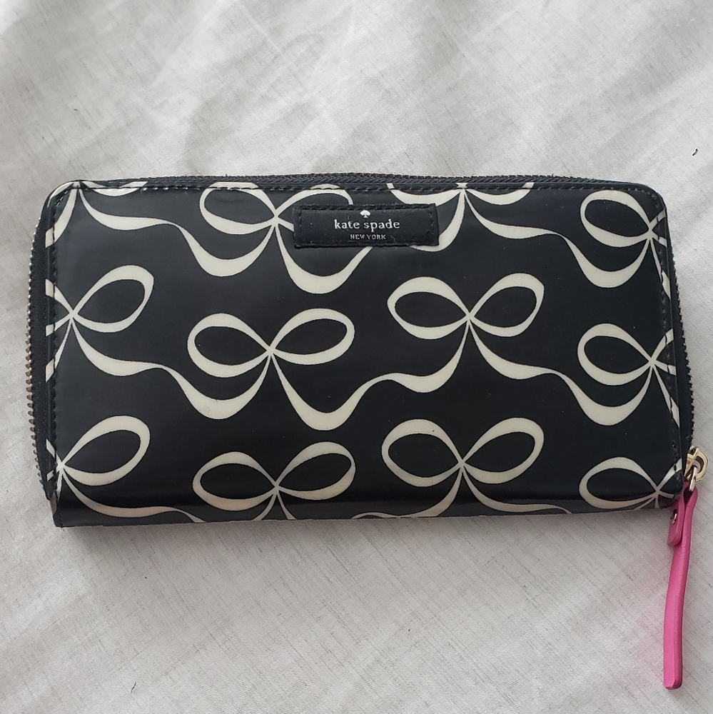 Kate Spade Bow Wallet (Great Condition)